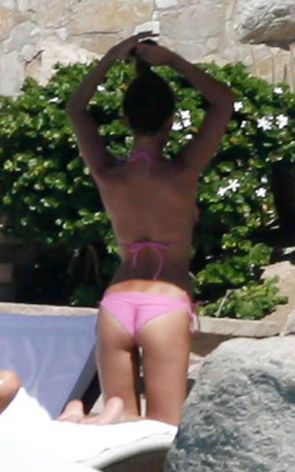 Vanessa Minnillo exposant son corps sexy et son cul chaud en bikini sur la plage.
 #75327265