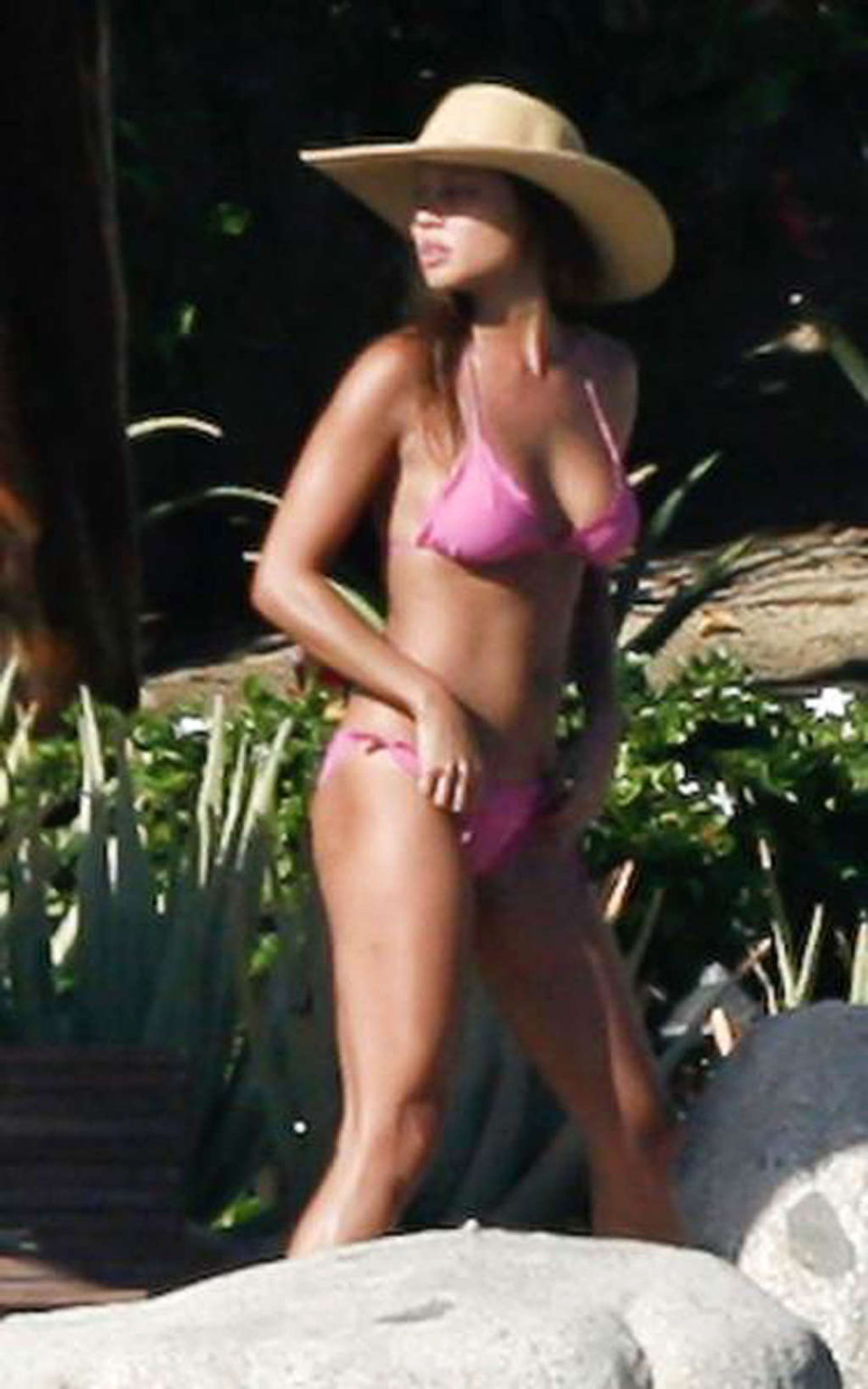 Vanessa minnillo esponendo corpo sexy e culo caldo in bikini sulla spiaggia
 #75327272
