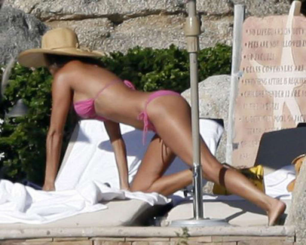 Vanessa minnillo esponendo corpo sexy e culo caldo in bikini sulla spiaggia
 #75327277