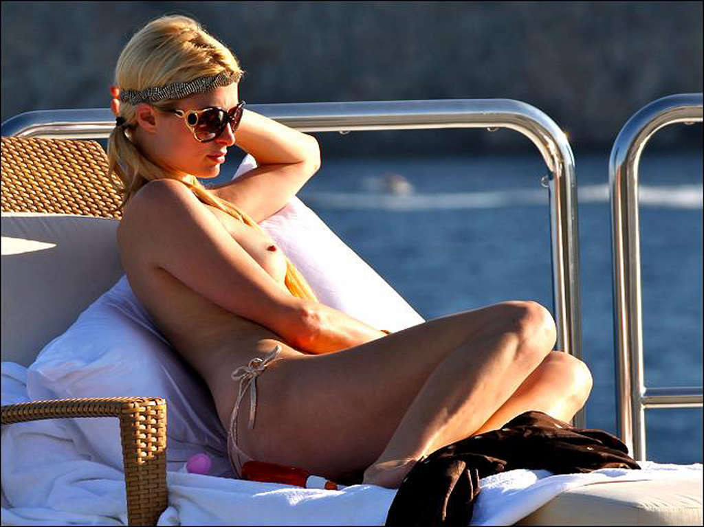 Paris Hilton s'amuse sur un yacht, seins nus et corps sexy.
 #75326983