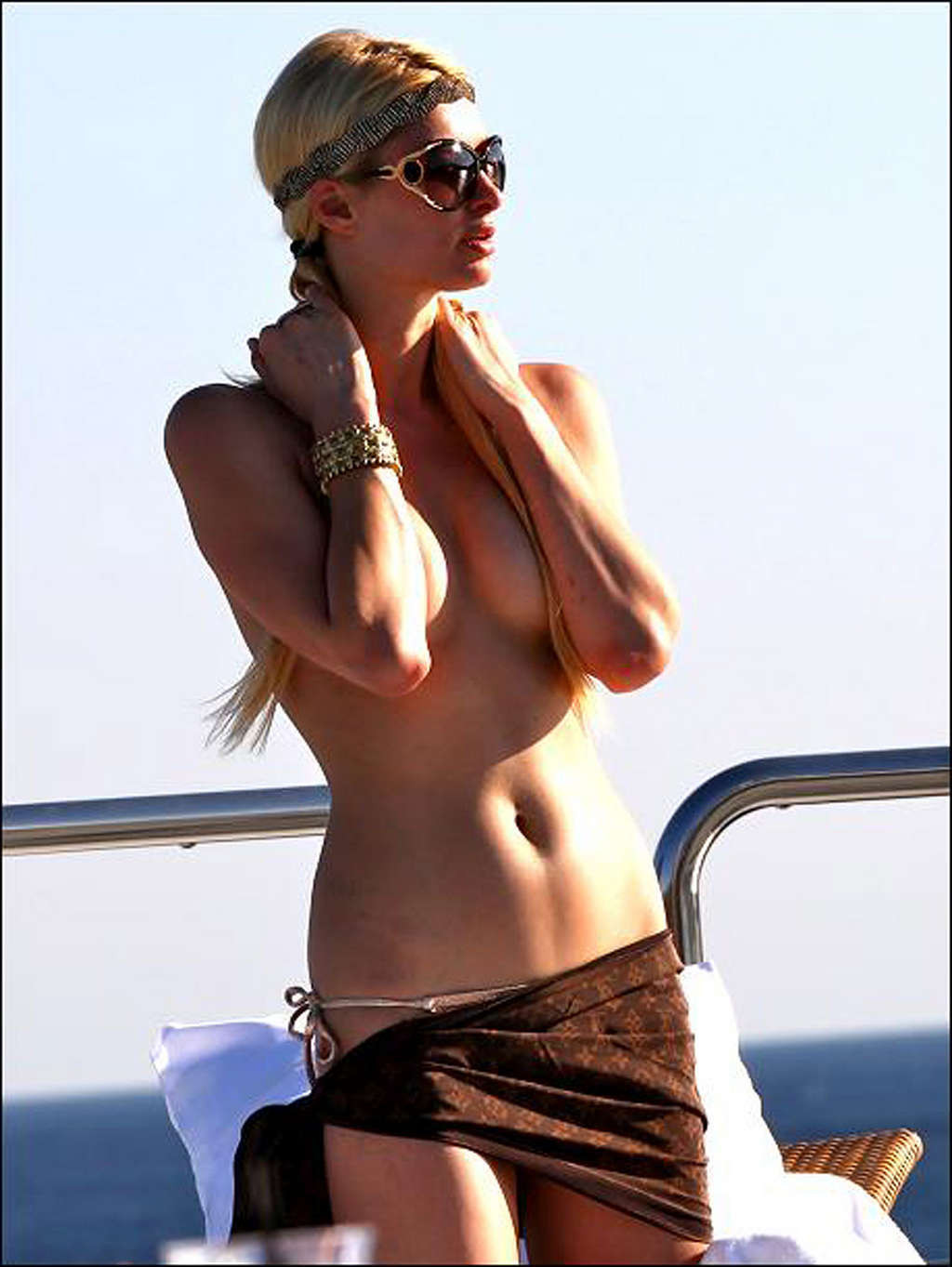 Paris Hilton godendo sullo yacht in topless e mostrando il corpo sexy
 #75327031