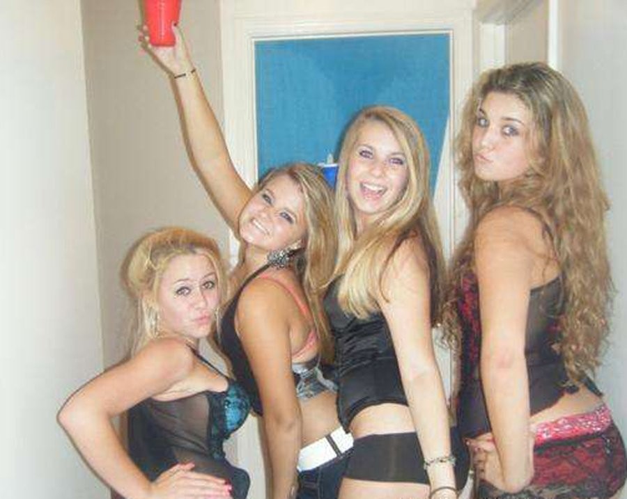 Abgefuckte betrunkene College-Mädchen feiern und blinken freche Titten
 #76399312