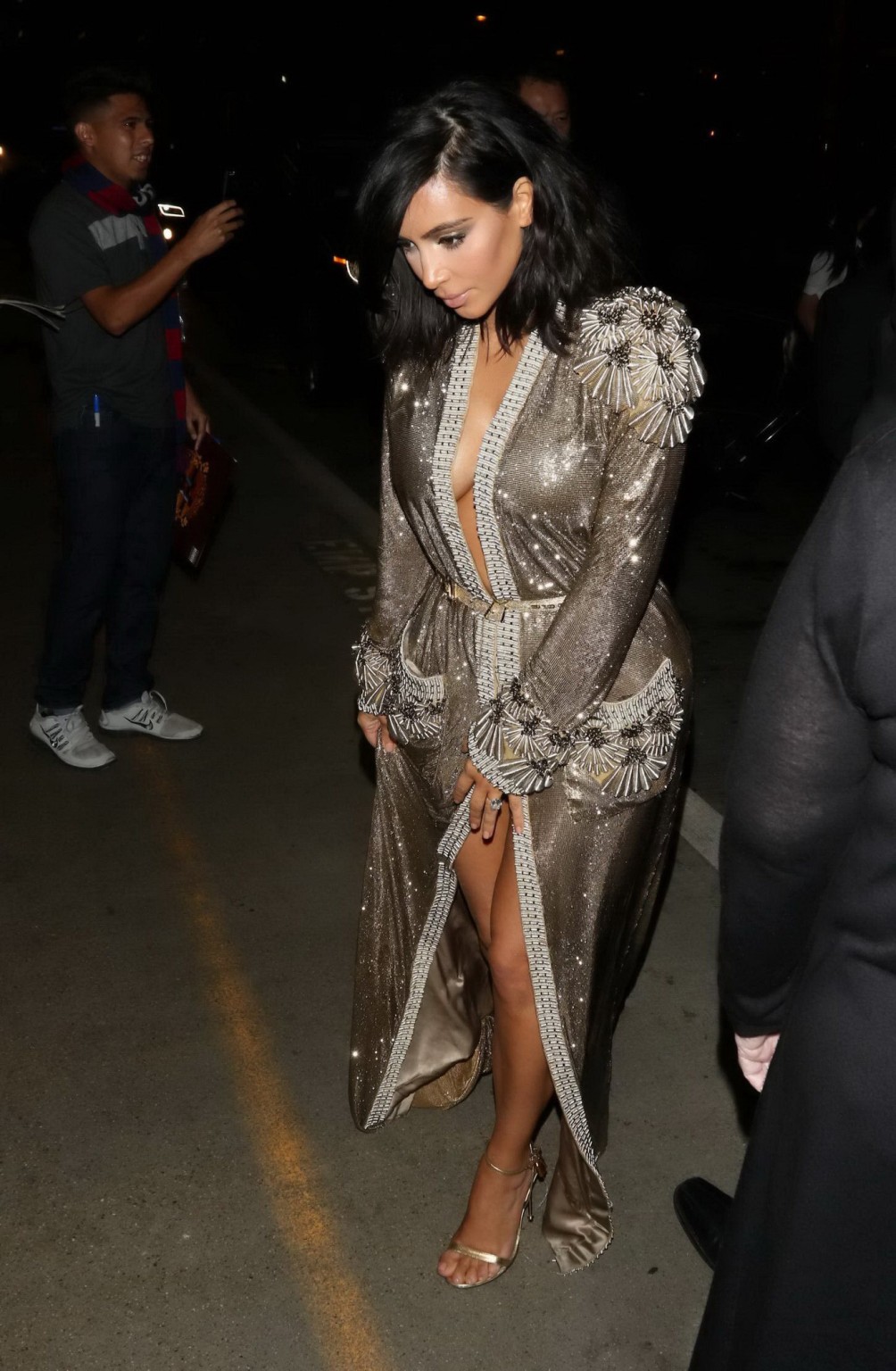 Kim Kardashian sans soutien-gorge ni culotte dans une robe dorée révélatrice à son arrivée à la 57e cérémonie des Grammy Awards. #75173073