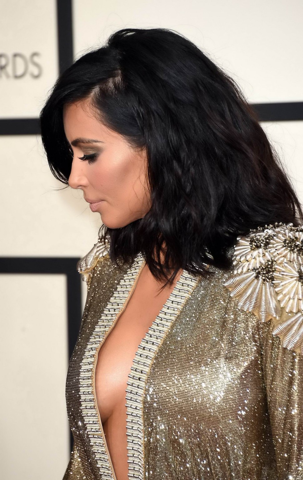 Kim kardashian braless and pantyless in revealing golden smock Ankunft bei 57th 
 #75173162