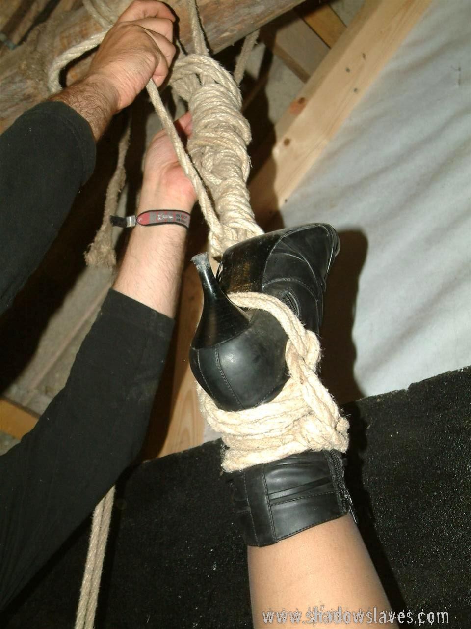 Slave-girl crystel-lei sospesa da una sola caviglia
 #72211817