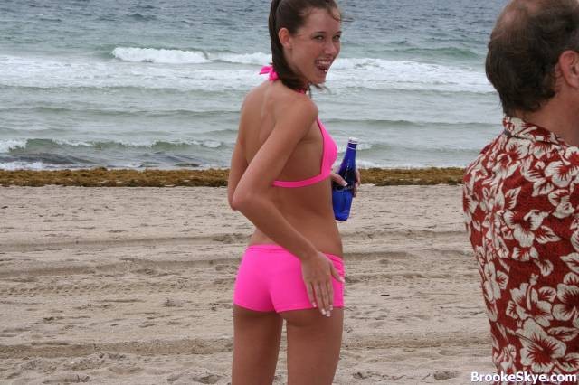 Sexy ragazza bruna in posa nel suo bikini rosa
 #70669248