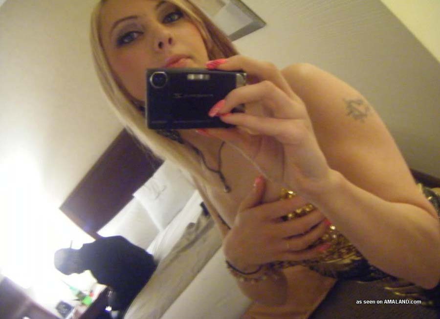 Chica amateur caliente posando en una habitación de hotel
 #68322716