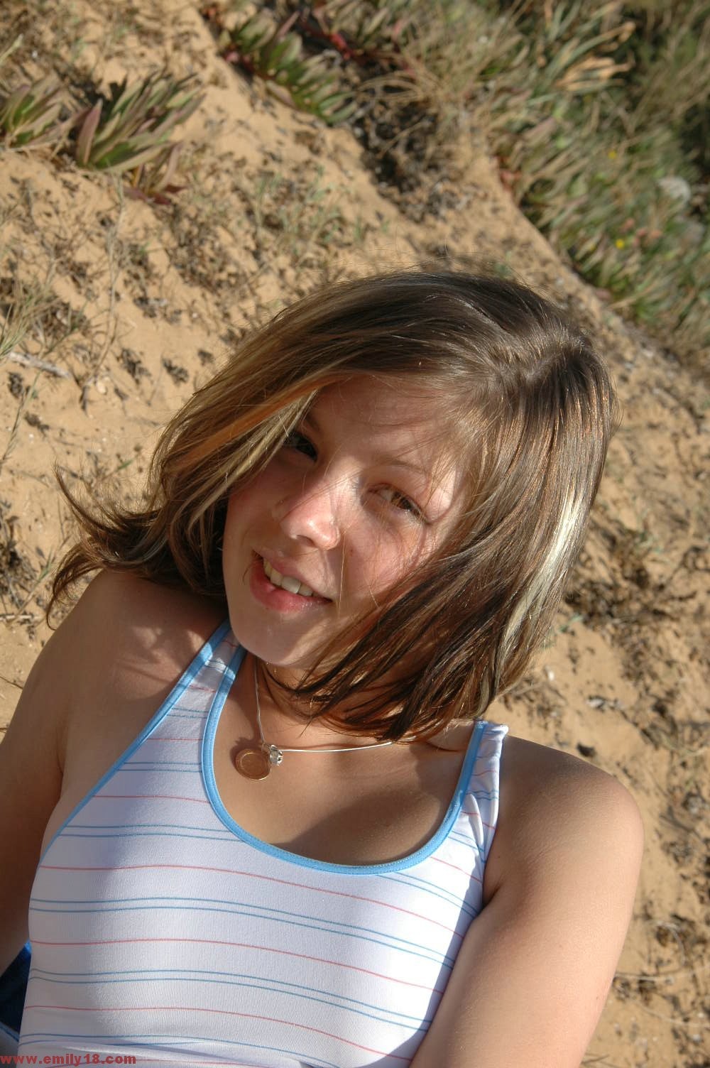 Joven amateur con falda arriba en la playa
 #72311444