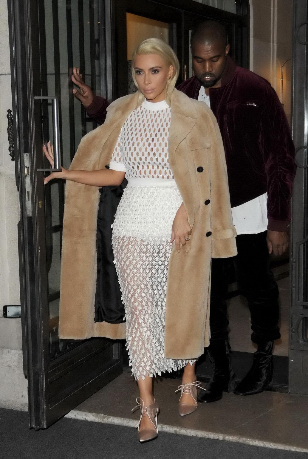 Kim Kardashian in einem weißen Netzkleid beim Verlassen ihres Hotels in Paris
 #75170604
