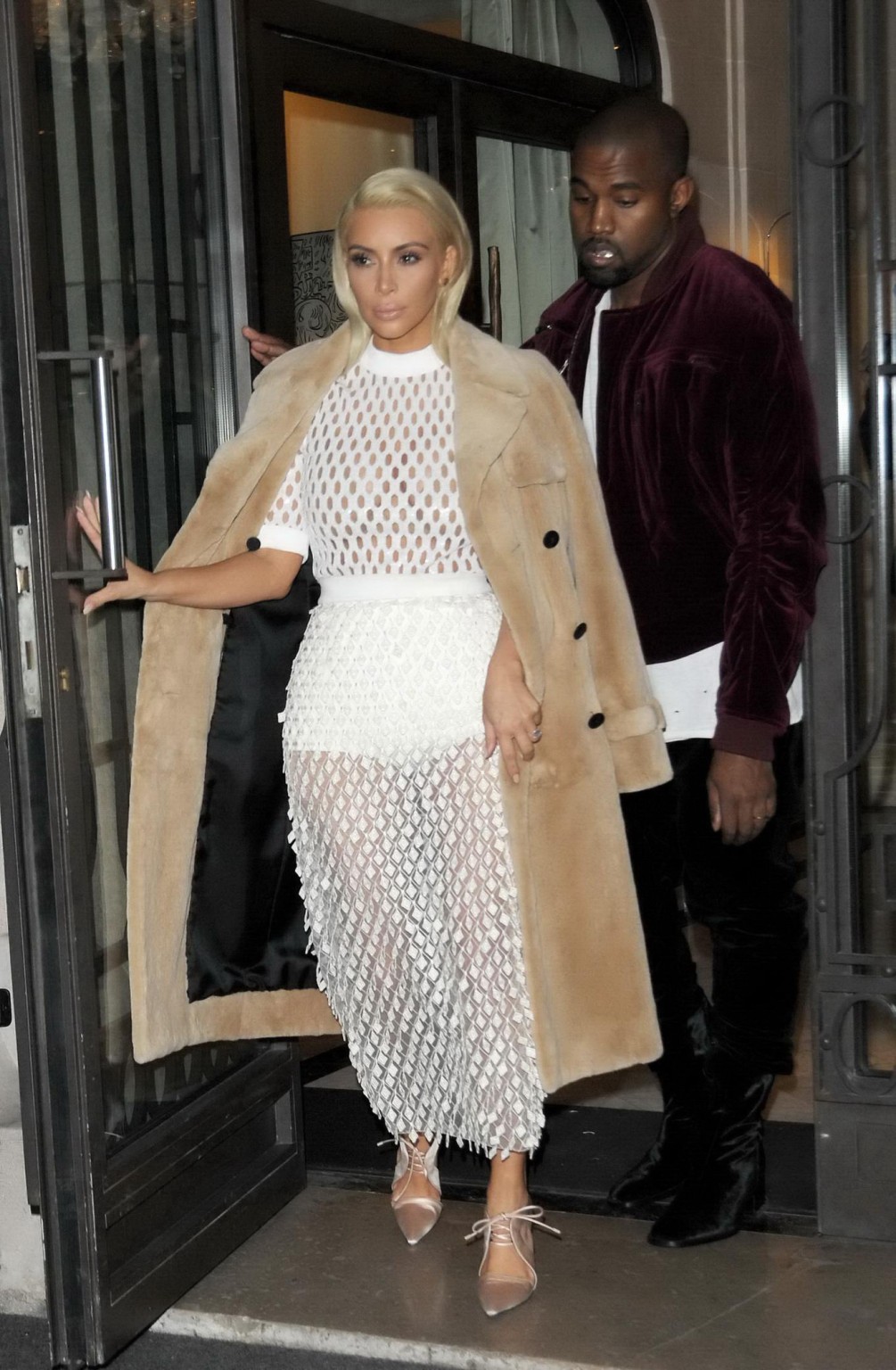 Kim Kardashian in einem weißen Netzkleid beim Verlassen ihres Hotels in Paris
 #75170609