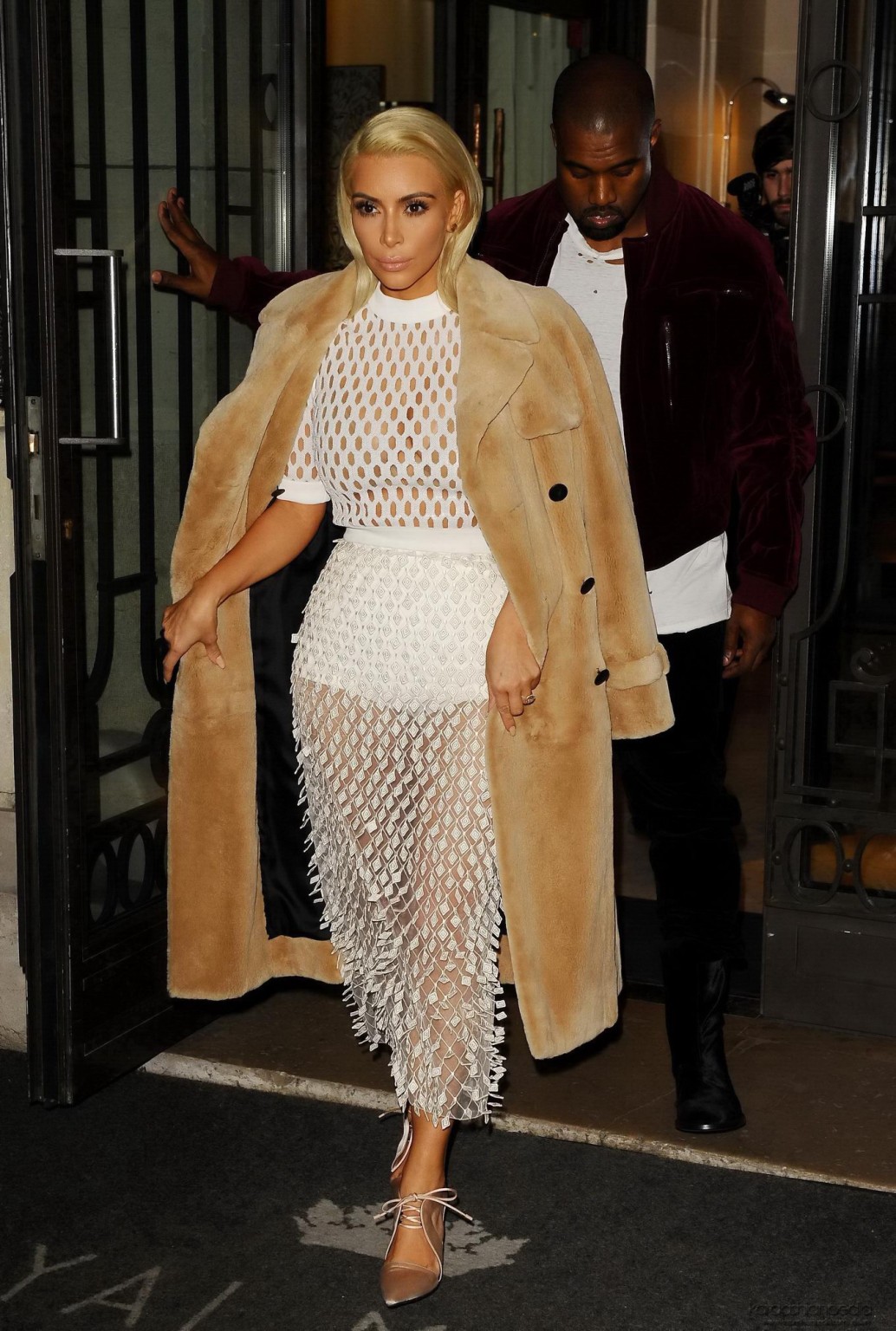 Kim Kardashian en robe de maille blanche sortant de son hôtel à Paris
 #75170659