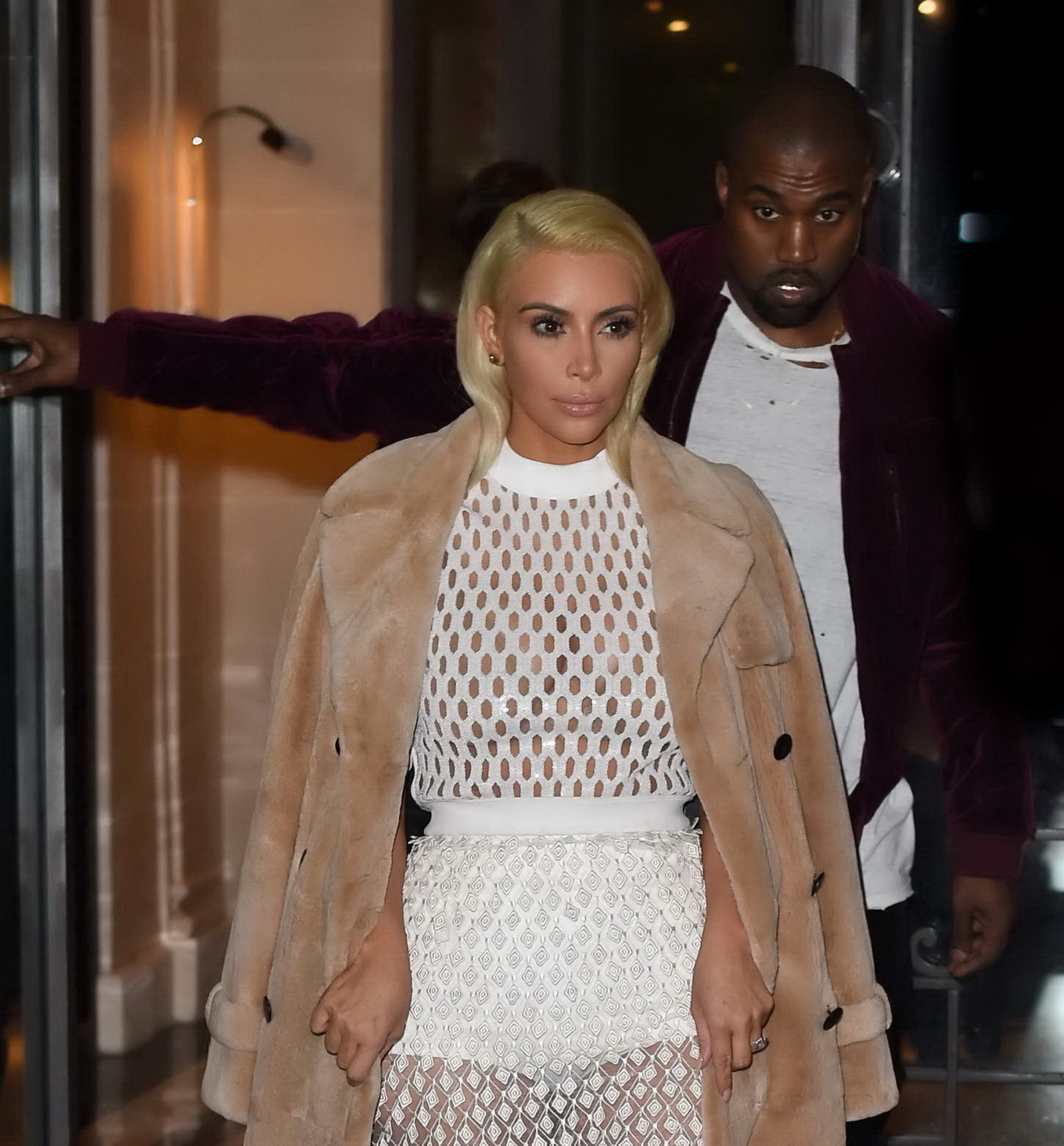 Kim Kardashian in einem weißen Netzkleid beim Verlassen ihres Hotels in Paris
 #75170668