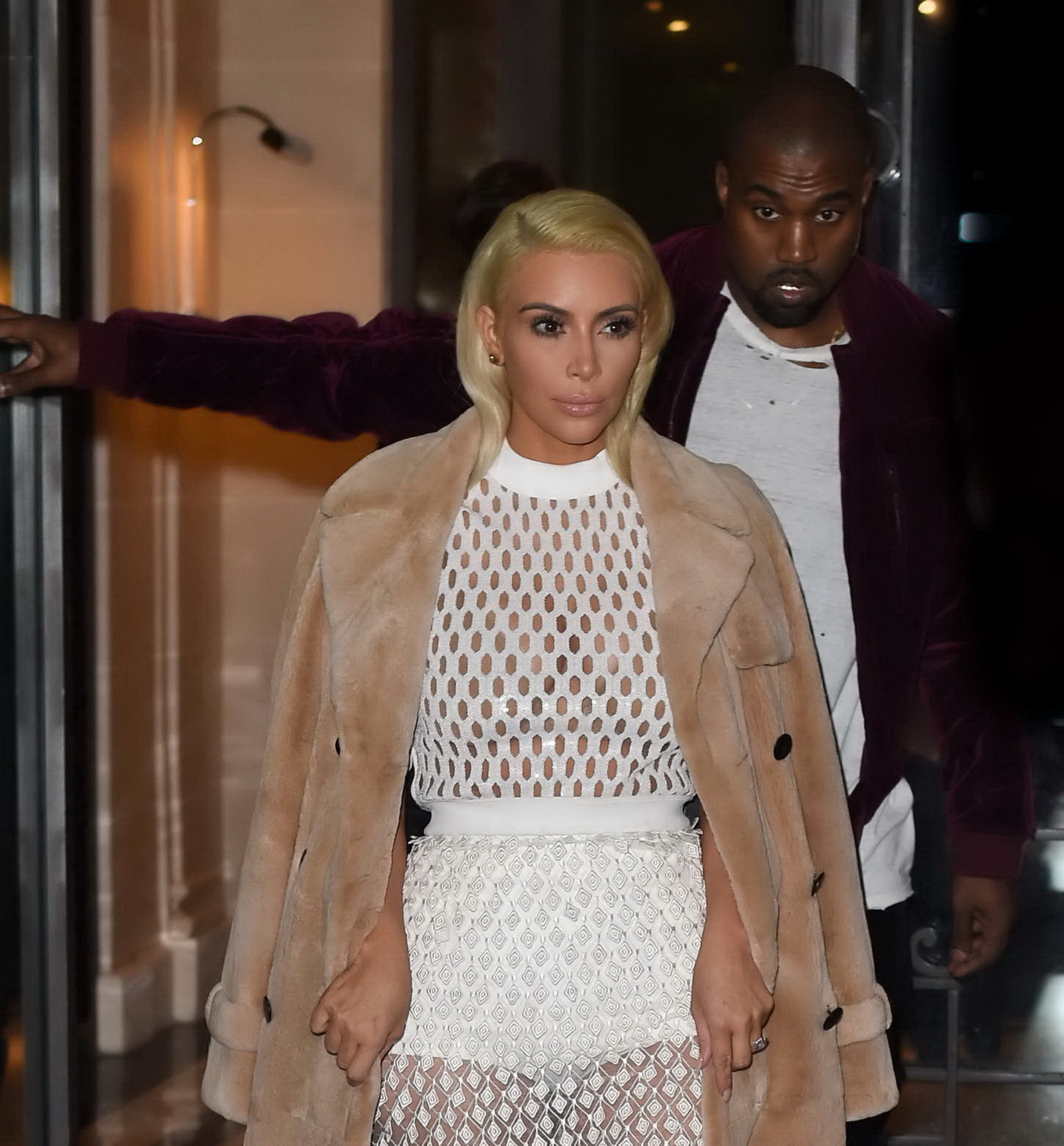 Kim Kardashian in un abito bianco a rete mentre lascia il suo hotel a Parigi
 #75170668