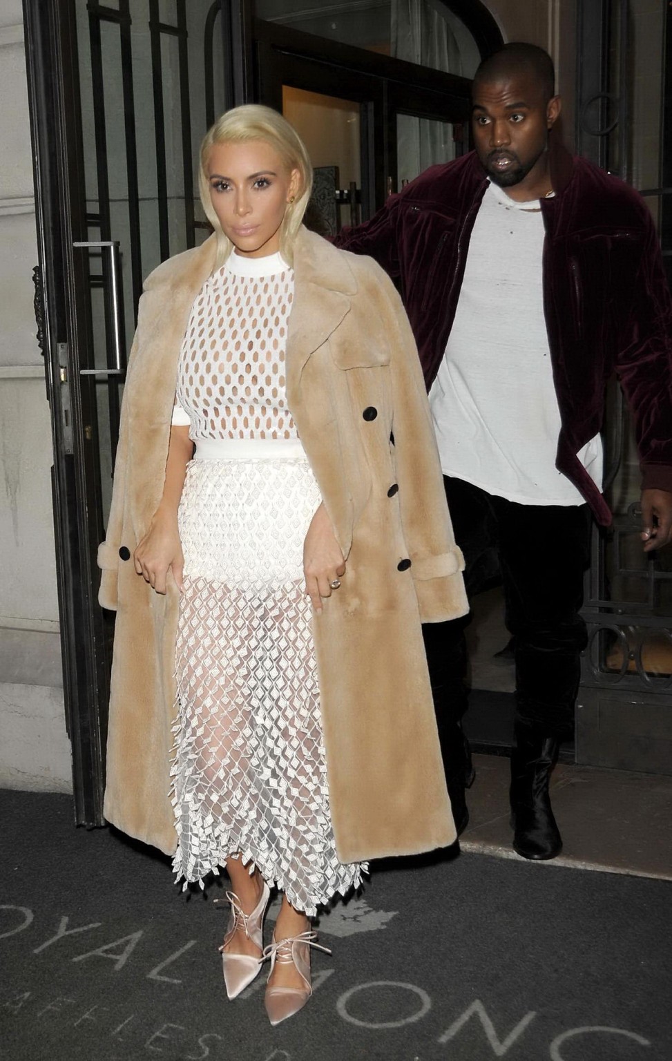 Kim Kardashian in einem weißen Netzkleid beim Verlassen ihres Hotels in Paris
 #75170682