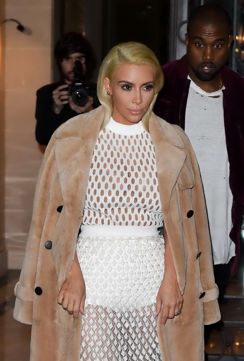 Kim Kardashian in einem weißen Netzkleid beim Verlassen ihres Hotels in Paris
 #75170714