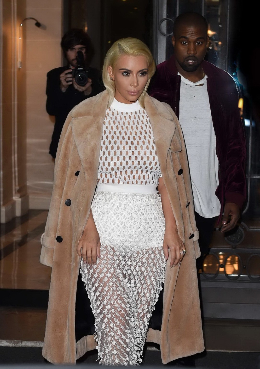 Kim Kardashian in un abito bianco a rete mentre lascia il suo hotel a Parigi
 #75170742