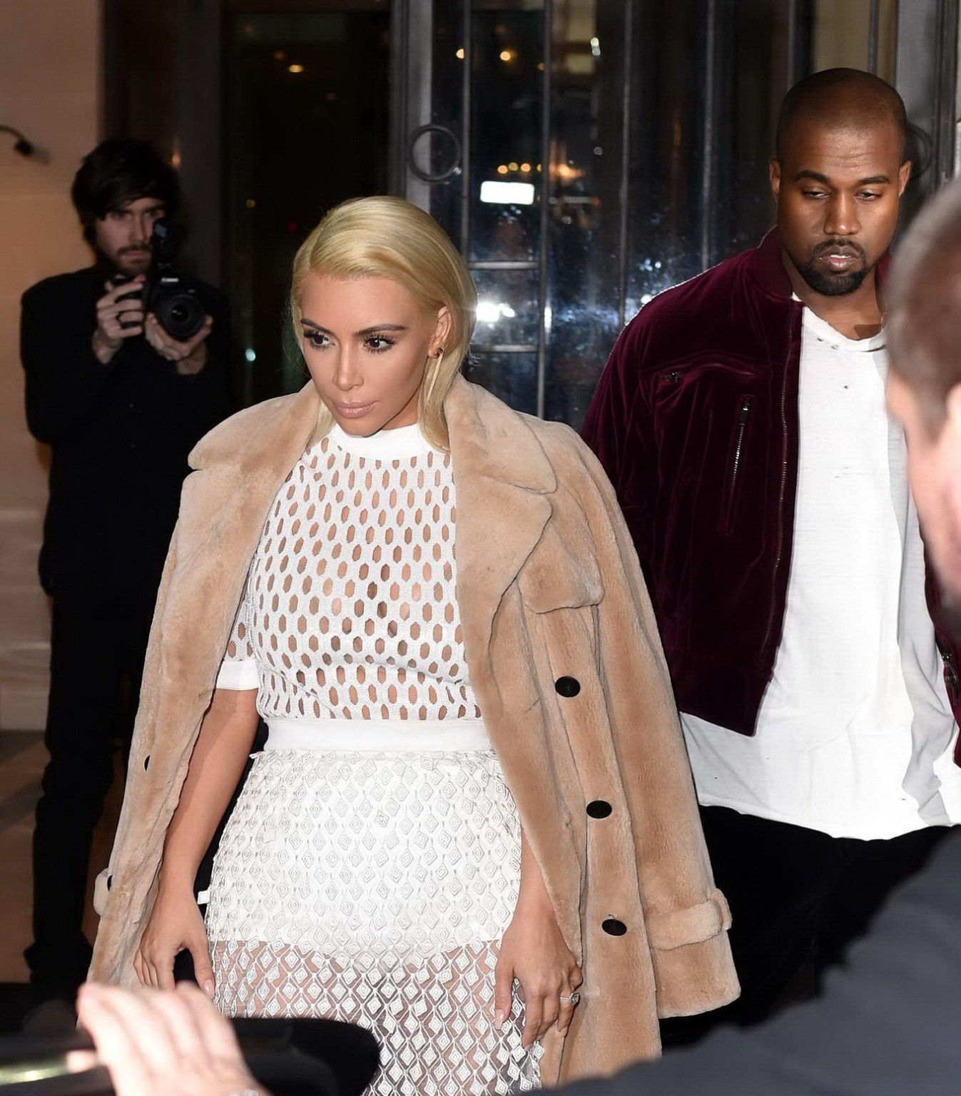 Kim Kardashian in un abito bianco a rete mentre lascia il suo hotel a Parigi
 #75170759