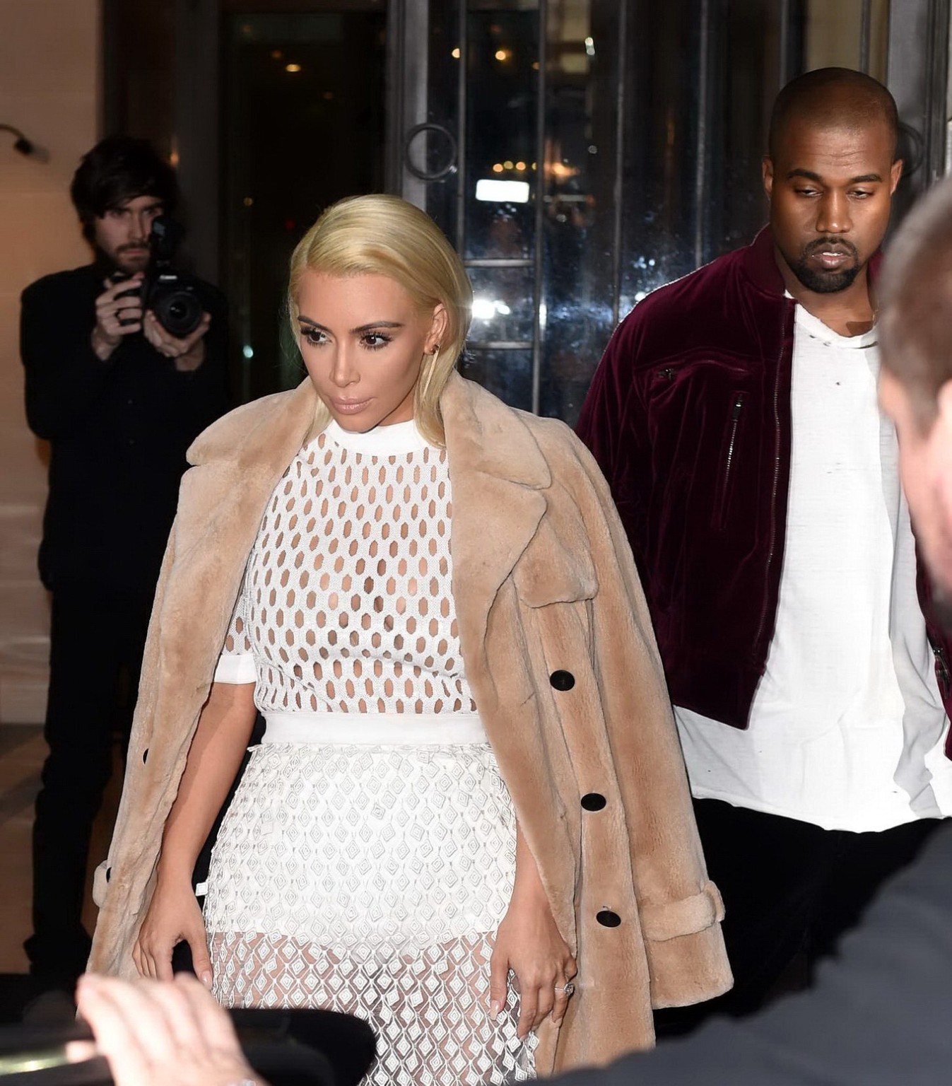 Kim Kardashian in einem weißen Netzkleid beim Verlassen ihres Hotels in Paris
 #75170759