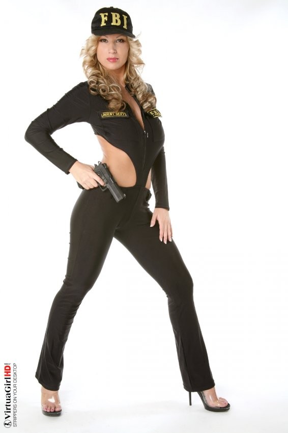 Nena en uniforme
 #75732326
