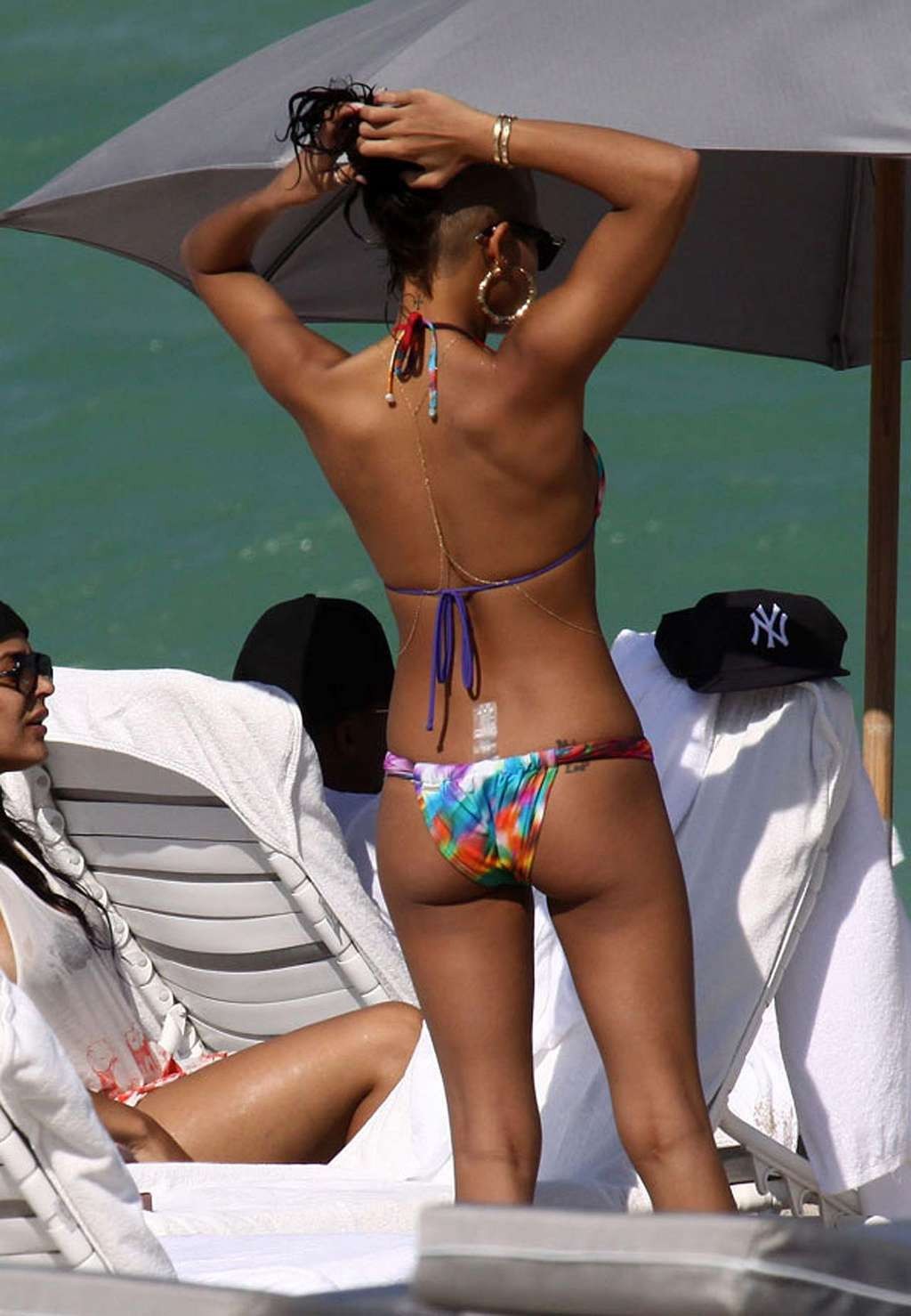 Cassie Ventura guardando sexy in bikini sulla spiaggia ed esponendo le sue tette e figa
 #75330489