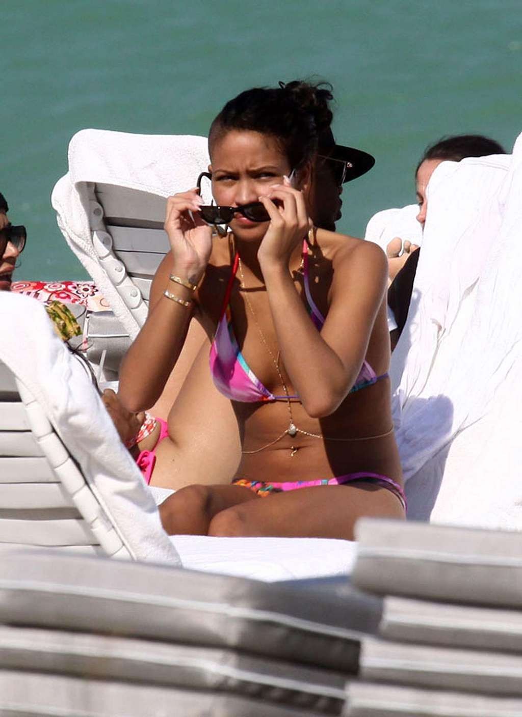 Cassie Ventura guardando sexy in bikini sulla spiaggia ed esponendo le sue tette e figa
 #75330498