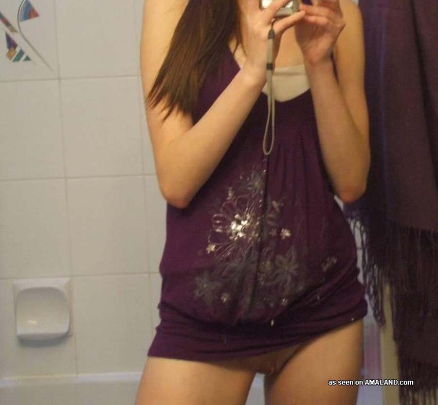 Linda chica amateur tomando autofotos traviesas
 #67653273