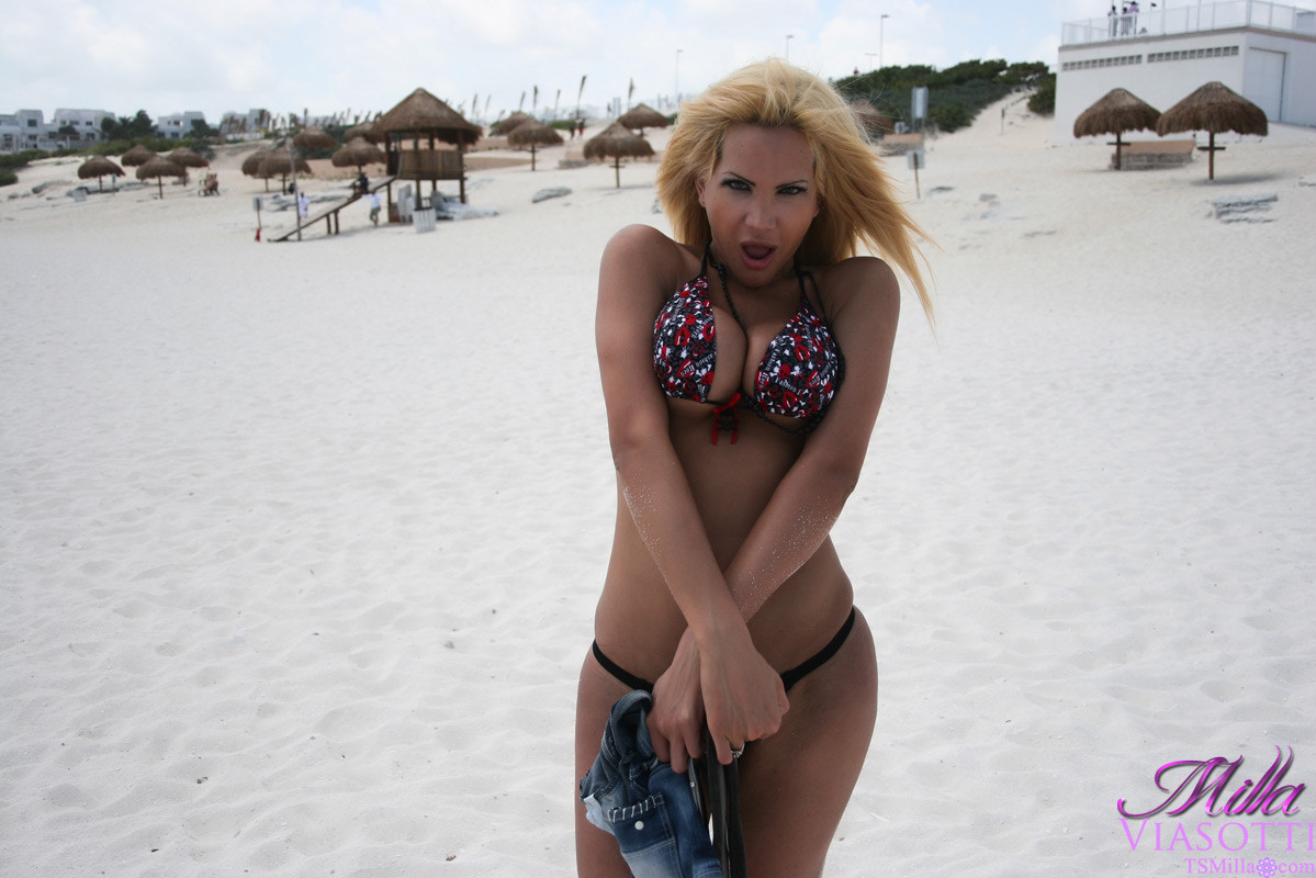 ビーチでTバックを履いたセクシーなTS MILLA VIASOTTI
 #75678398