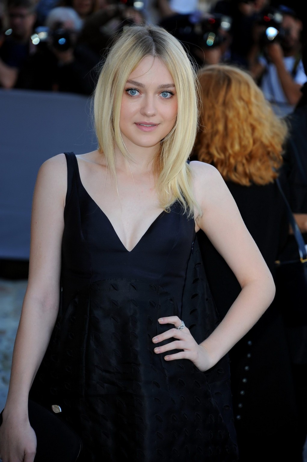 Dakota fanning che mostra la scollatura alla sfilata di Christian Dior durante la moda di Parigi 
 #75184840