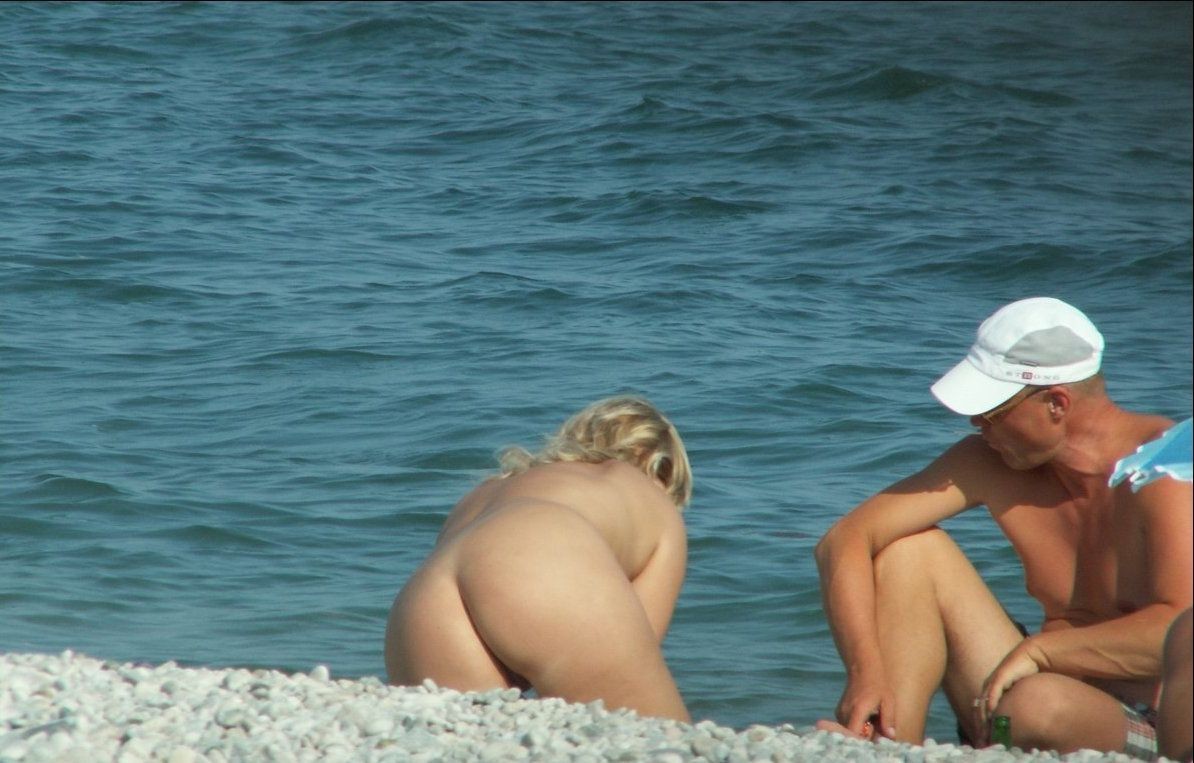 Amici giovani nudisti si divertono in una spiaggia nudista
 #72253217