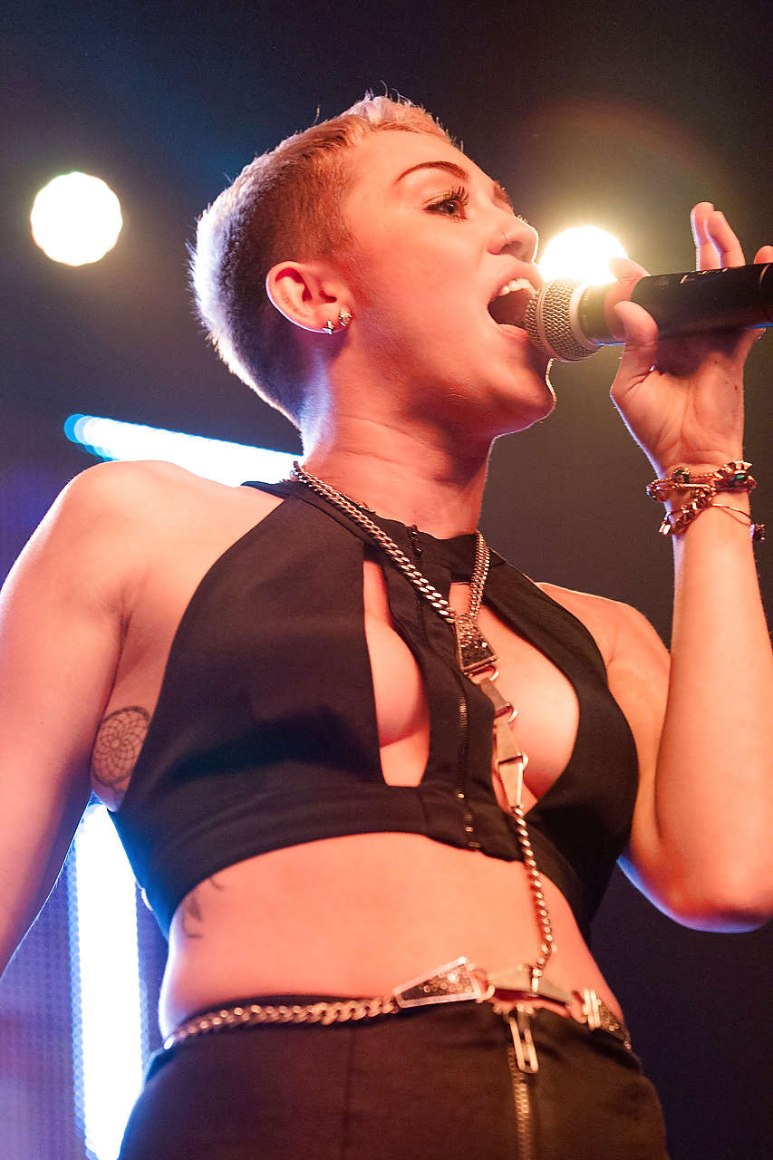 Miley cyrus actuando y mostrando un enorme escote en el escenario
 #75246647