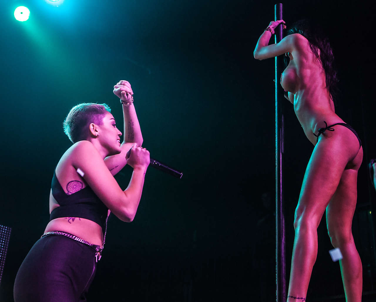 Miley cyrus actuando y mostrando un enorme escote en el escenario
 #75246655