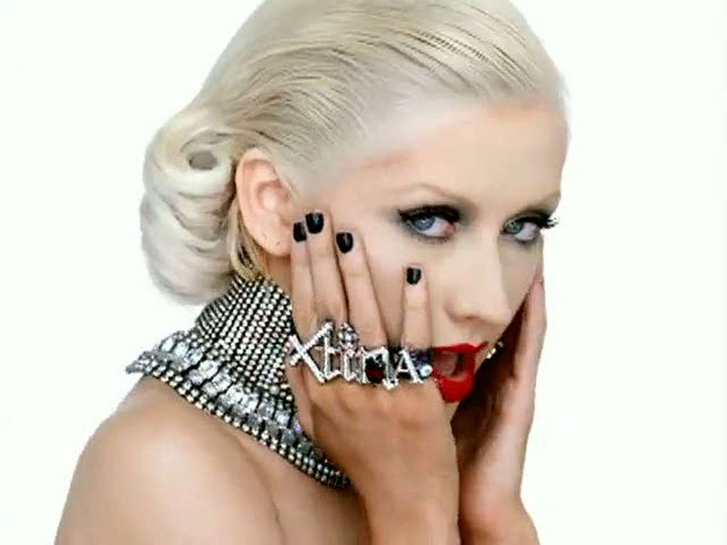 Christina Aguilera guardando molto sexy in reggiseno e mutandine
 #75350752