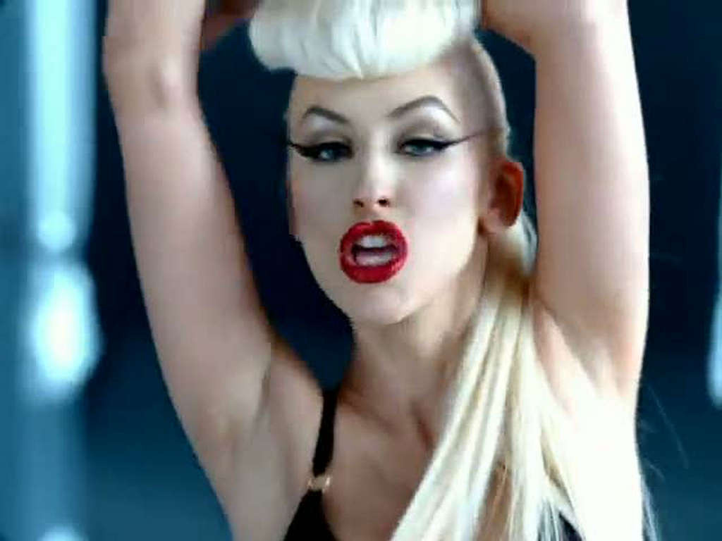 Christina Aguilera guardando molto sexy in reggiseno e mutandine
 #75350796