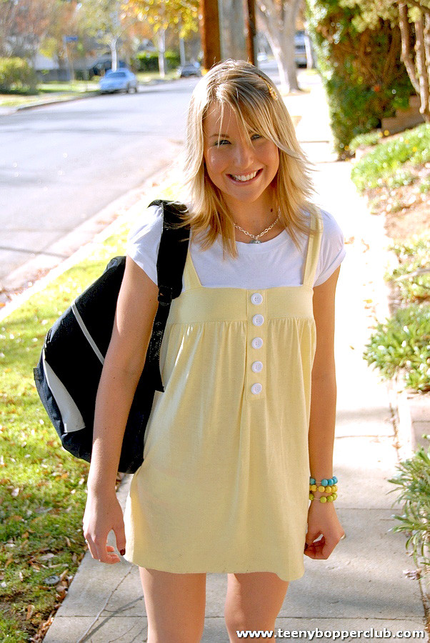 Unschuldig aussehende Teenie verdient dringend Geld direkt nach einer sengenden Doggy-Bohrung
 #74604444