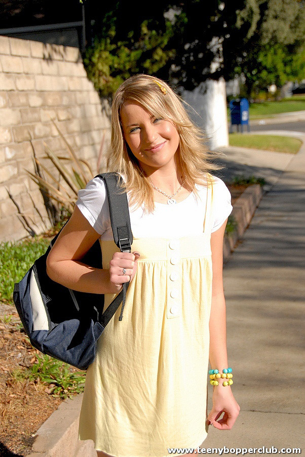 Unschuldig aussehende Teenie verdient dringend Geld direkt nach einer sengenden Doggy-Bohrung
 #74604454