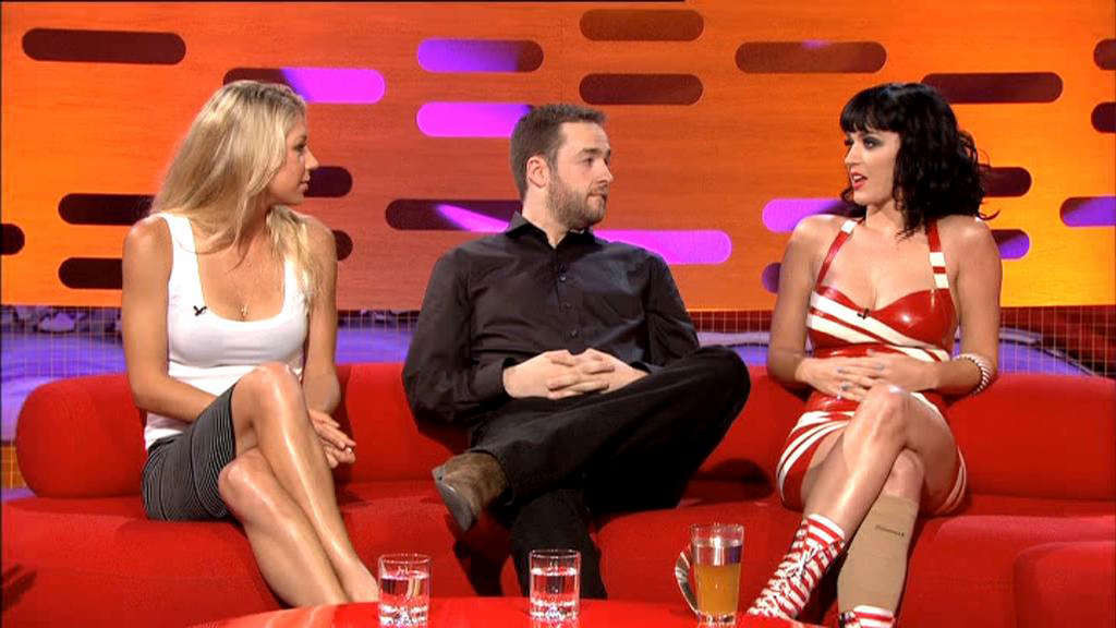 Anna kournikova en mini-jupe avec Katy Perry dans une émission de télévision.
 #75342454