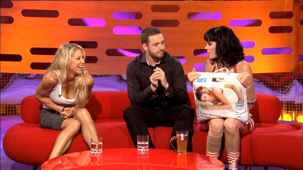 Anna kournikova en mini-jupe avec Katy Perry dans une émission de télévision.
 #75342535