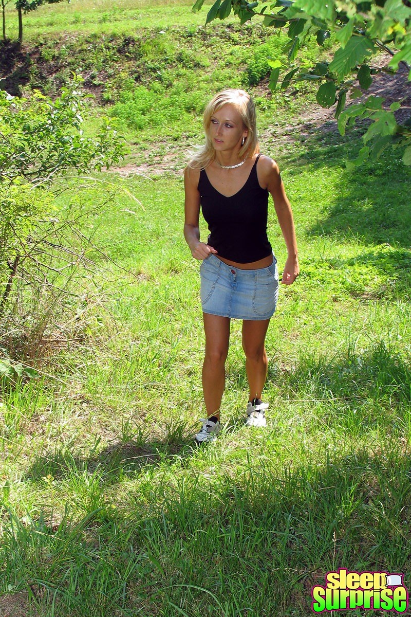 Müde Blondine macht ein Nickerchen, wird aber in einem öffentlichen Park gefickt
 #74361882