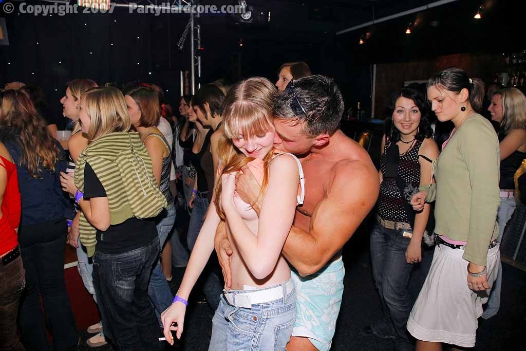 Des amatrices excitées sucent et baisent dans une fête du sexe.
 #76786772