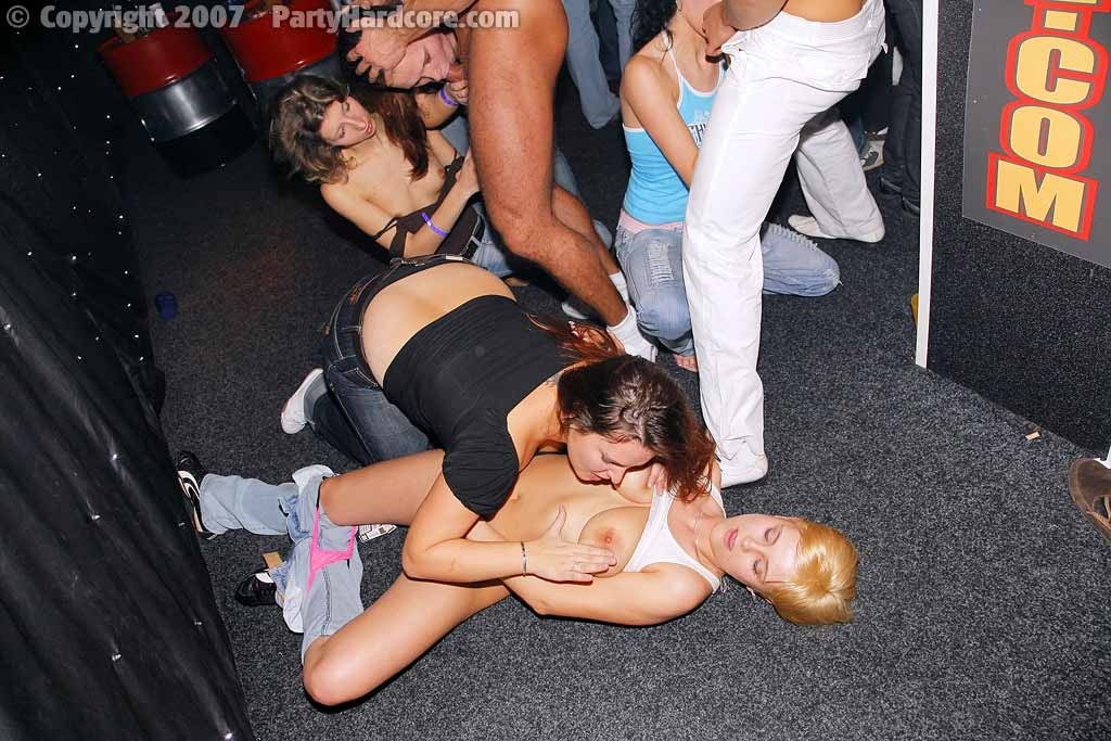 Des amatrices excitées sucent et baisent dans une fête du sexe.
 #76786862