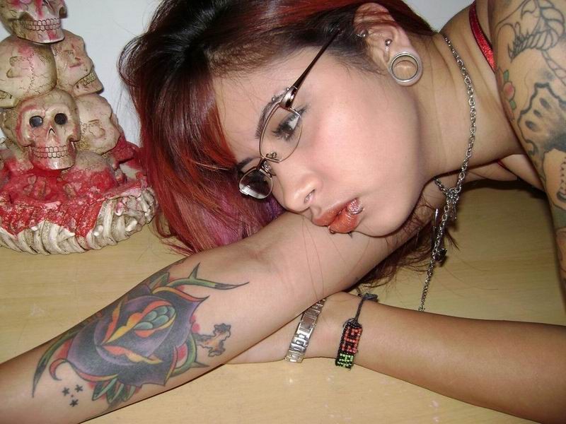 Jóvenes amateurs con tatuajes y piercings
 #67662054