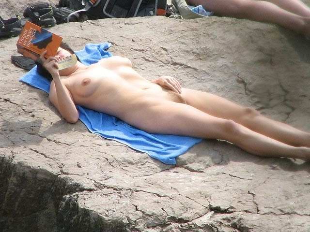 Jóvenes amigos nudistas desnudos juntos en la playa
 #72250903