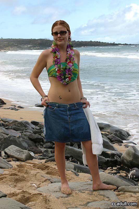 Chica sexy en bikini se desnuda en la playa y se abre de piernas
 #72316413