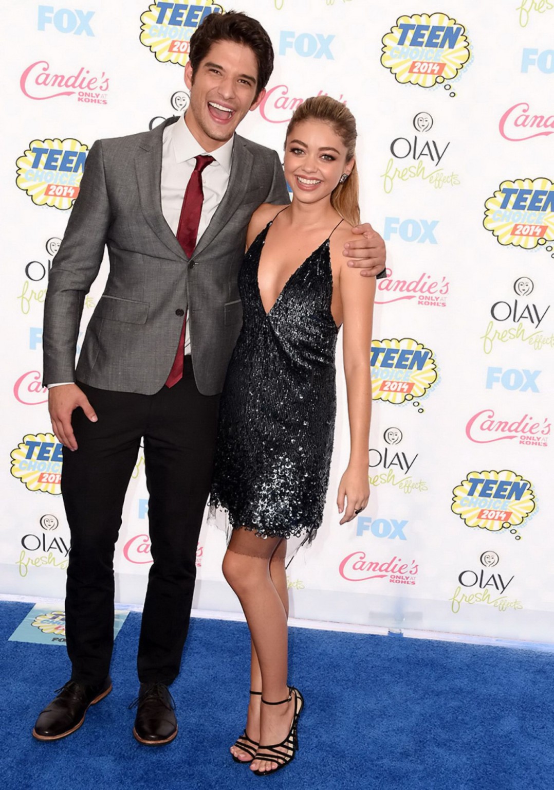 Sarah Hyland braless in a black low cut mini dress at 2014 Teen Choice Awards in #75188597