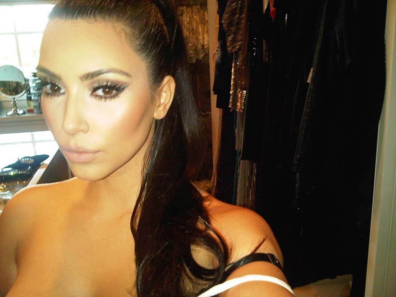 Kim kardashian che espone il suo corpo sexy e le sue enormi tette in foto private
 #75294412