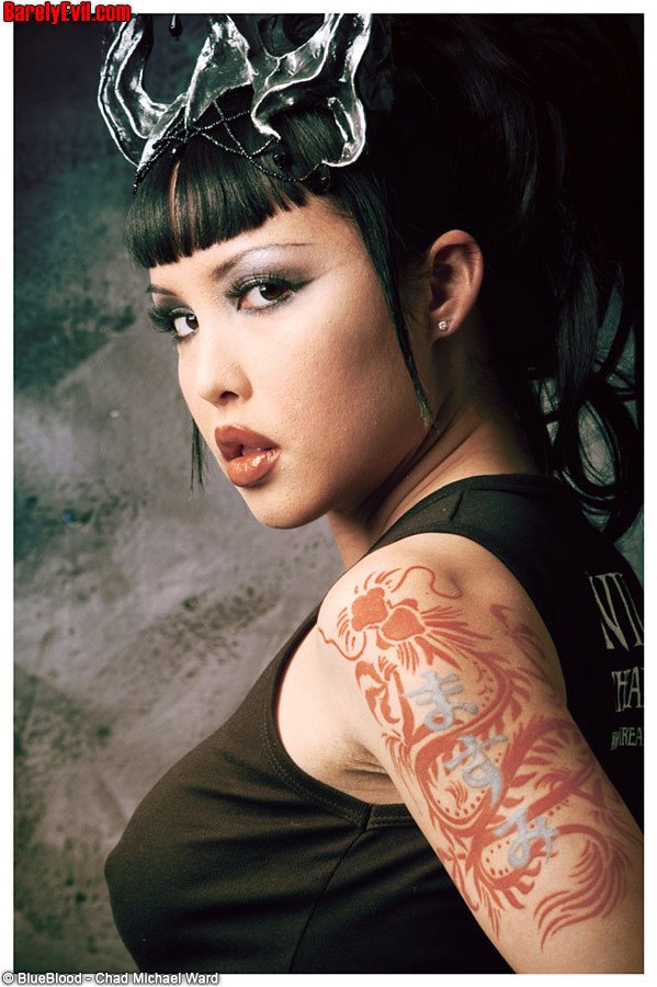 Heißes junges böses Mädchen mit vielen Tattoos
 #70610307