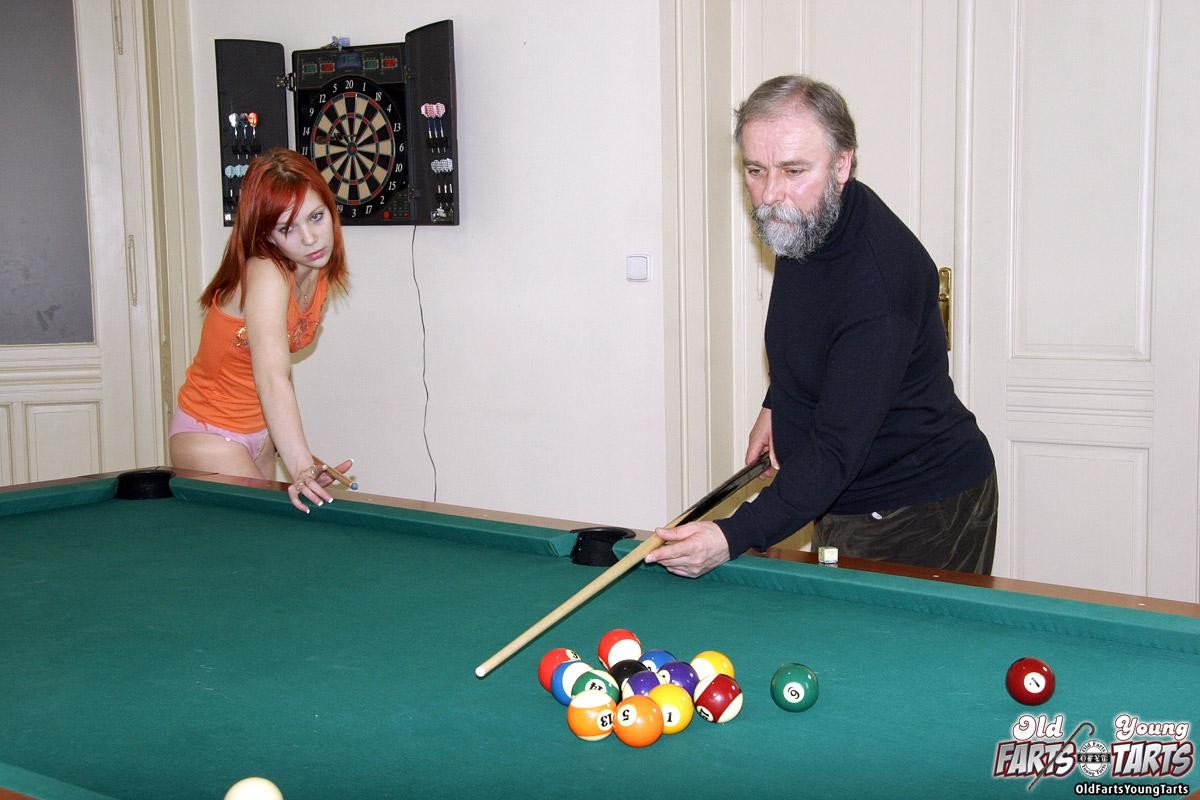 Un estudiante de último año gana el billar y se gana un coño apretado para follar
 #78972006