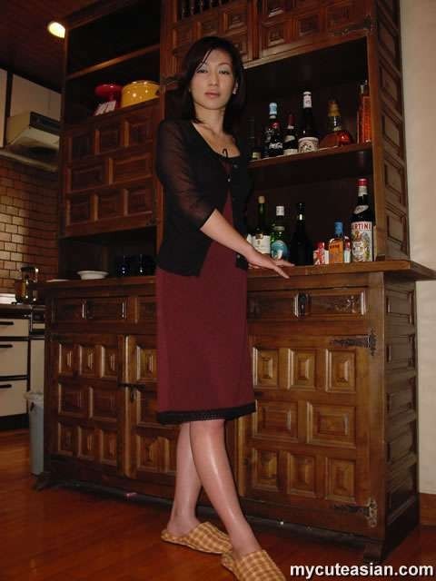 Sexy moglie giapponese mostra la sua figa calda e il suo corpo maturo
 #69951777