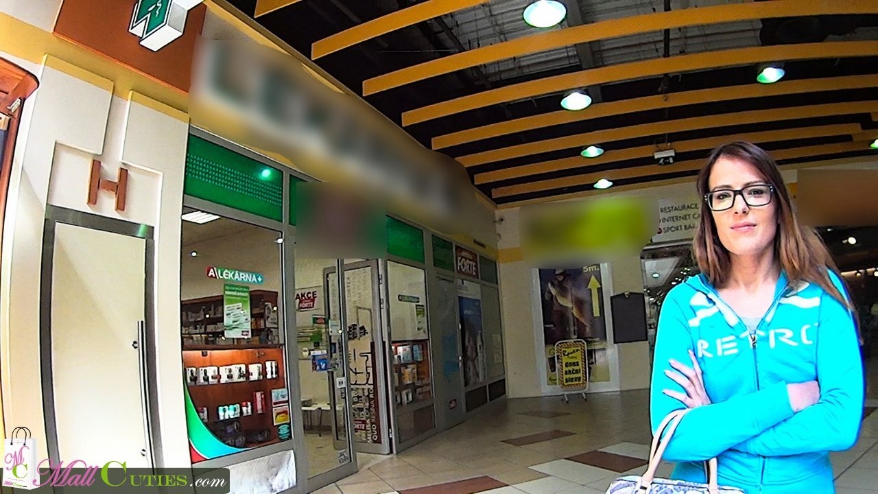 Sexy Teenager-Schulmädchen saugt Schwanz in einem Einkaufszentrum
 #67215455