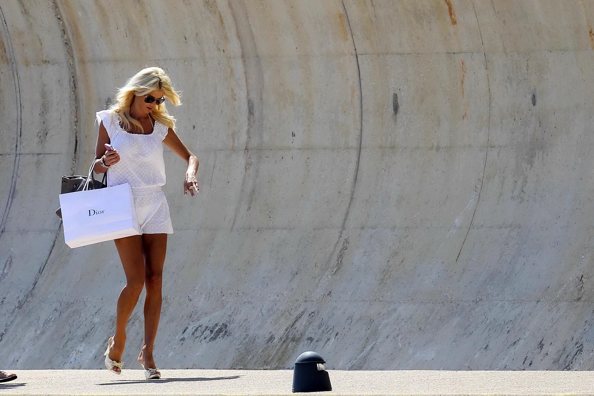 Victoria silvstedt vedere attraverso al bikini mentre si dirige verso un yach in Francia
 #75219905